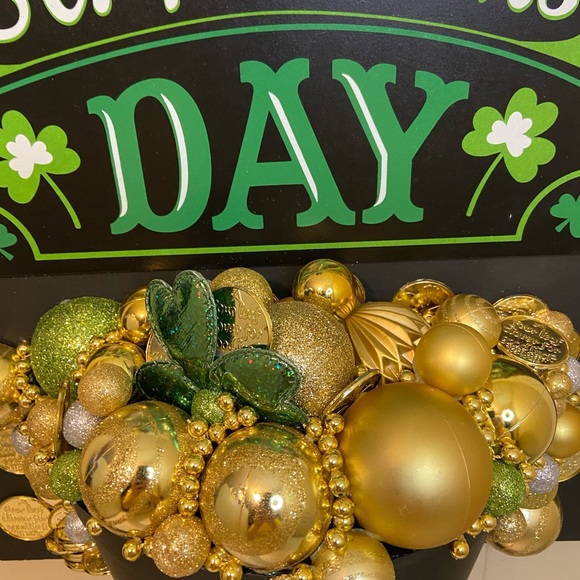 Pot of gold decoration for St. Patrick’s Day. - Picture 2 of 5
